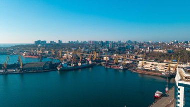 İthalat-ihracat küresel ticaret lojistik ve ulaşım, konteynır gemilerini yükleme ve boşaltma, kuş bakışı kargo taşımacılığı alanındaki sanayi limanı.