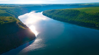 Kanyon nehri adaları uçurum manzarası