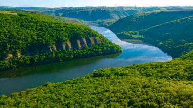 Kanyon nehri adaları uçurum manzarası