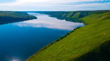Kanyon nehri adaları uçurum manzarası
