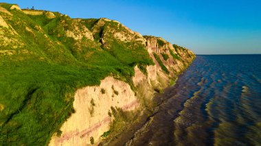 Kanyon kayalıkları okyanus manzaralı.