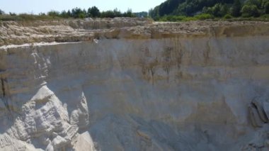 Taş ocağı kazma kamyonu. Büyük çaplı insansız hava aracı.