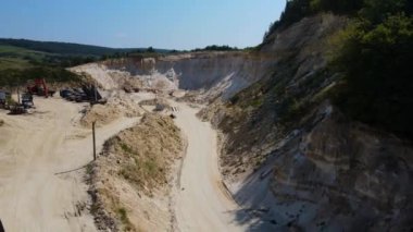 Taş ocağı kazma kamyonu. Büyük çaplı insansız hava aracı.