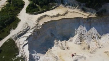 Taş ocağı kazma kamyonu. Büyük çaplı insansız hava aracı.