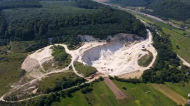 Taş ocağı kazma kamyonu. Büyük çaplı insansız hava aracı.