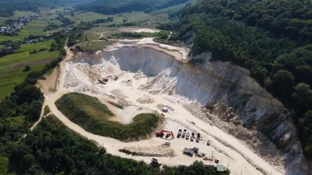 採石場の砂の掘削機トラック巨大なスパンドローン — ストック動画