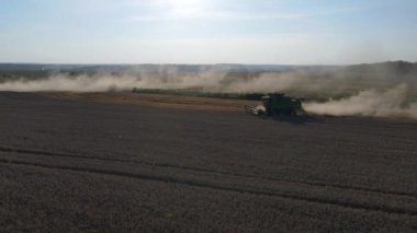 Buğday tarlası hasatçısı uçan dron kamyonu hasat ediyor tahıl ekmeği yüklüyor