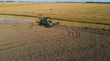 Buğday tarlası hasatçısı uçan dron kamyonu hasat ediyor tahıl ekmeği yüklüyor
