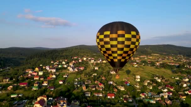 Színes Hőlégballon Repülés Hegy Felett Napkeltekor Gyönyörű Széles Kilátás Nyílik — Stock videók