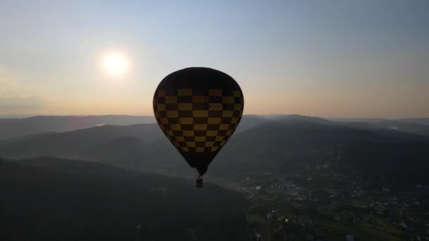 Bunte Heißluftballonfahrt Über Den Berg Bei Sonnenaufgang Mit Schönem Himmel — Stockvideo