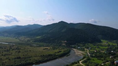 Slovenya 'nın güneyindeki uçsuz bucaksız dağ ve ormanların sarhoş edici hava manzarası. Drone ormanda uçuyor.