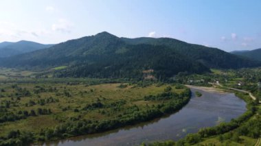 Slovenya 'nın güneyindeki uçsuz bucaksız dağ ve ormanların sarhoş edici hava manzarası. Drone ormanda uçuyor.