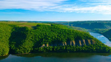 Kanyon nehri adaları uçurum manzarası