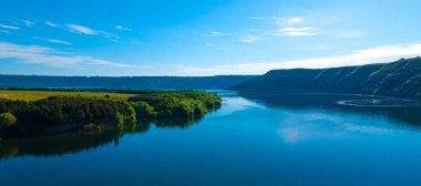Kanyon nehri adaları uçurum manzarası