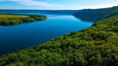 Kanyon nehri adaları uçurum manzarası