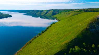 Kanyon nehri adaları uçurum manzarası