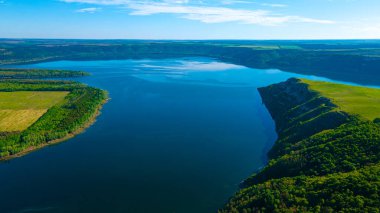 Kanyon nehri adaları uçurum manzarası