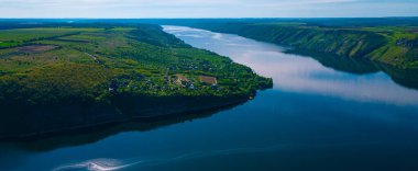 Kanyon nehri adaları uçurum manzarası