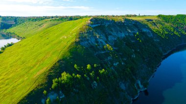 Kanyon nehri adaları uçurum manzarası