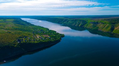 Kanyon nehri adaları uçurum manzarası