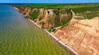 Kanyon kayalıkları okyanus manzaralı.