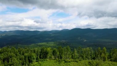 Dağlar, Ukrayna 'nın en tepedeki insansız hava aracı Karpatlar' ın manzarasını görüntüler.