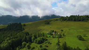 Dağlar, Ukrayna 'nın en tepedeki insansız hava aracı Karpatlar' ın manzarasını görüntüler.