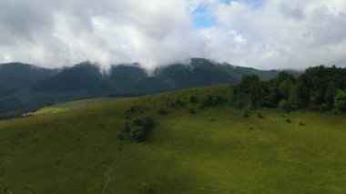 Dağlar, Ukrayna 'nın en tepedeki insansız hava aracı Karpatlar' ın manzarasını görüntüler.