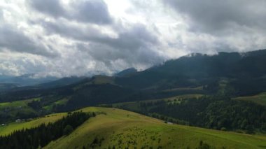 Dağlar, Ukrayna 'nın en tepedeki insansız hava aracı Karpatlar' ın manzarasını görüntüler.