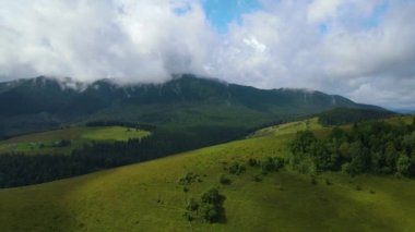 Dağlar, Ukrayna 'nın en tepedeki insansız hava aracı Karpatlar' ın manzarasını görüntüler.