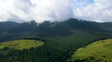 Dağlar, Ukrayna 'nın en tepedeki insansız hava aracı Karpatlar' ın manzarasını görüntüler.