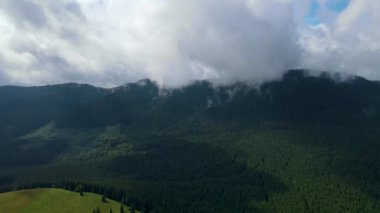 Dağlar, Ukrayna 'nın en tepedeki insansız hava aracı Karpatlar' ın manzarasını görüntüler.