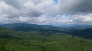Dağlar, Ukrayna 'nın en tepedeki insansız hava aracı Karpatlar' ın manzarasını görüntüler.