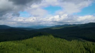 Dağlar, Ukrayna 'nın en tepedeki insansız hava aracı Karpatlar' ın manzarasını görüntüler.