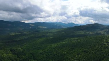 Dağlar, Ukrayna 'nın en tepedeki insansız hava aracı Karpatlar' ın manzarasını görüntüler.