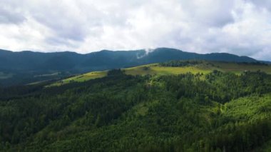 Dağlar, Ukrayna 'nın en tepedeki insansız hava aracı Karpatlar' ın manzarasını görüntüler.