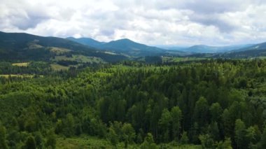 Dağlar, Ukrayna 'nın en tepedeki insansız hava aracı Karpatlar' ın manzarasını görüntüler.