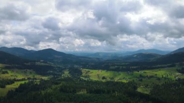 Dağlar, Ukrayna 'nın en tepedeki insansız hava aracı Karpatlar' ın manzarasını görüntüler.