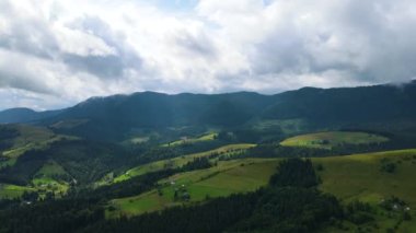 Dağlar, Ukrayna 'nın en tepedeki insansız hava aracı Karpatlar' ın manzarasını görüntüler.