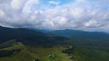 Dağlar, Ukrayna 'nın en tepedeki insansız hava aracı Karpatlar' ın manzarasını görüntüler.