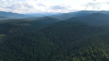 Dağlar, Ukrayna 'nın en tepedeki insansız hava aracı Karpatlar' ın manzarasını görüntüler.
