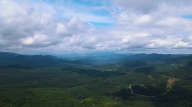 Dağlar, Ukrayna 'nın en tepedeki insansız hava aracı Karpatlar' ın manzarasını görüntüler.