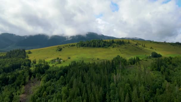 从山顶俯瞰高山风景无人驾驶飞机喀尔巴阡山脉 — 图库视频影像