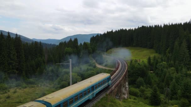 Velho Trem Diesel Movendo Longo Pista Ferroviária Belas Paisagens Montanhas — Vídeo de Stock