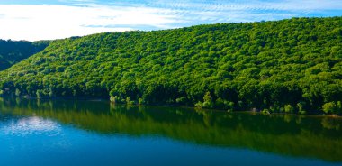 Kanyon nehri adaları uçurum manzarası