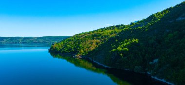 Kanyon nehri adaları uçurum manzarası