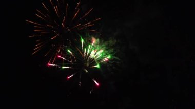 Havai fişekler. Gece gökyüzünde bokeh ışıkları olan gerçek altın sarısı havai fişeklerin soyut bulanıklığı. Parlayan havai fişekler. Yeni yıl havai fişekleri