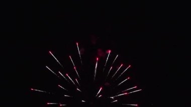 Havai fişekler. Gece gökyüzünde bokeh ışıkları olan gerçek altın sarısı havai fişeklerin soyut bulanıklığı. Parlayan havai fişekler. Yeni yıl havai fişekleri
