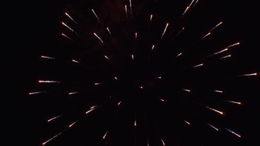 Havai fişekler. Gece gökyüzünde bokeh ışıkları olan gerçek altın sarısı havai fişeklerin soyut bulanıklığı. Parlayan havai fişekler. Yeni yıl havai fişekleri