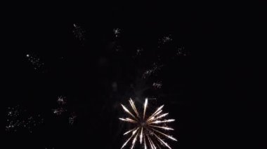 Havai fişekler. Gece gökyüzünde bokeh ışıkları olan gerçek altın sarısı havai fişeklerin soyut bulanıklığı. Parlayan havai fişekler. Yeni yıl havai fişekleri